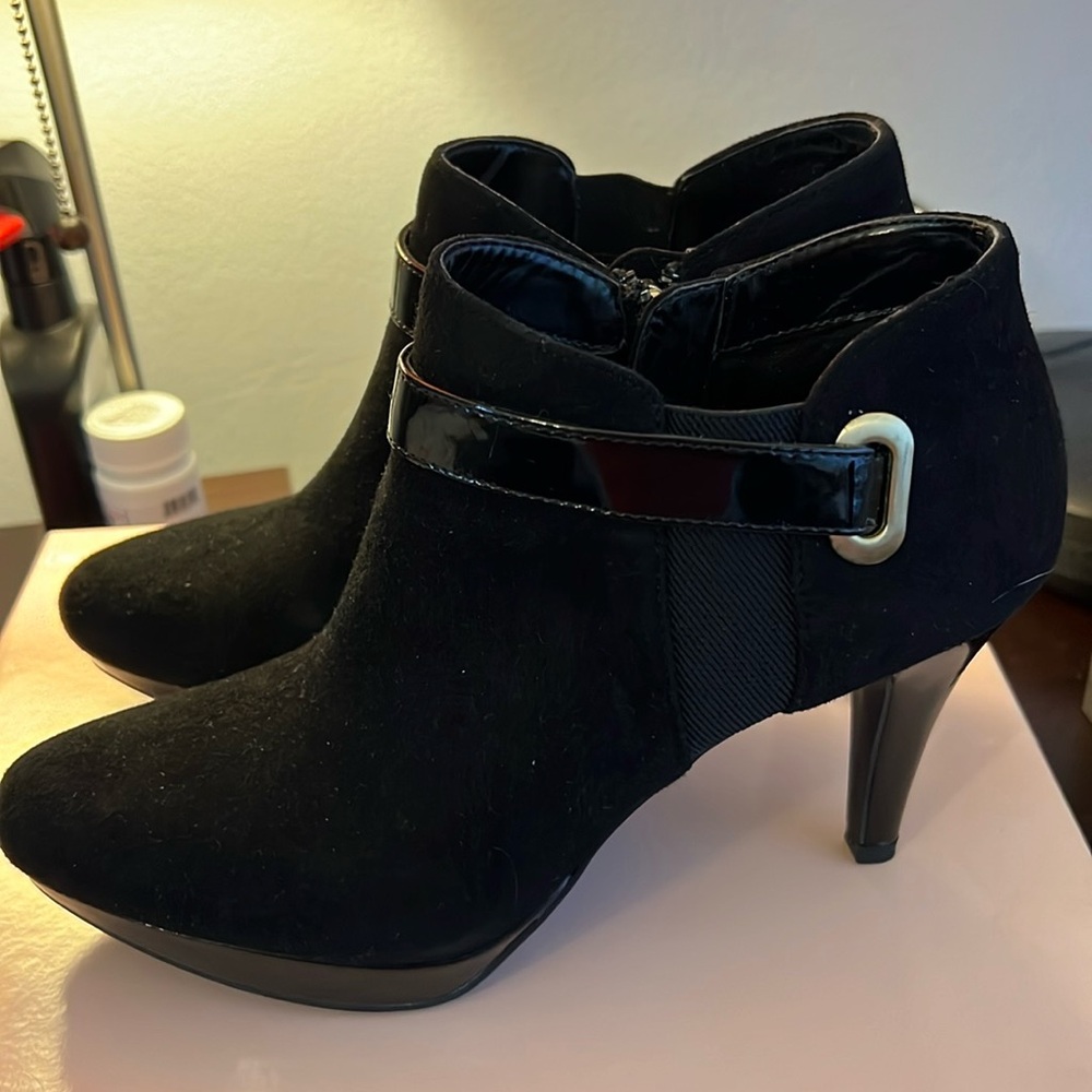 Bandolino black swayed platform bootie, 7.5 size.